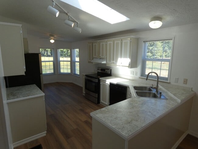 Building Photo - APPLICATION PENDING **Country Living**