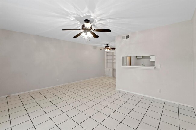 Building Photo - 2425 Ashdale Dr