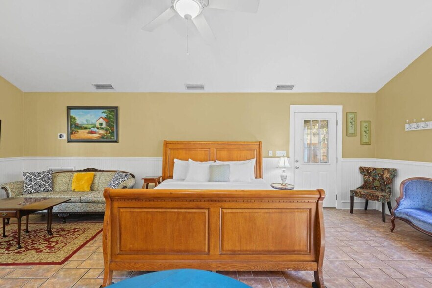 Building Photo - 205 SE 7th St