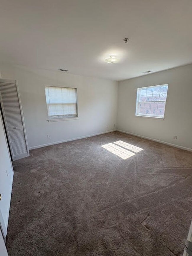 Building Photo - Three Bed One and Half Bath