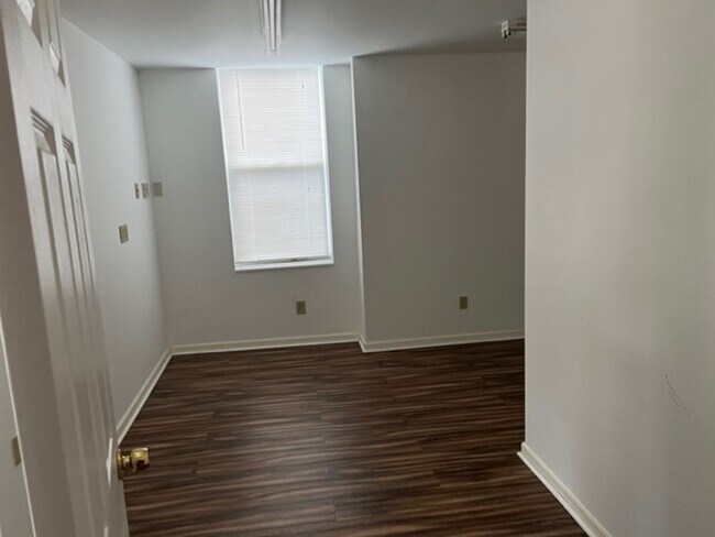 Building Photo - Spacious home 4 bedroom 2 1/2 bath Pittsburgh PA 15201
