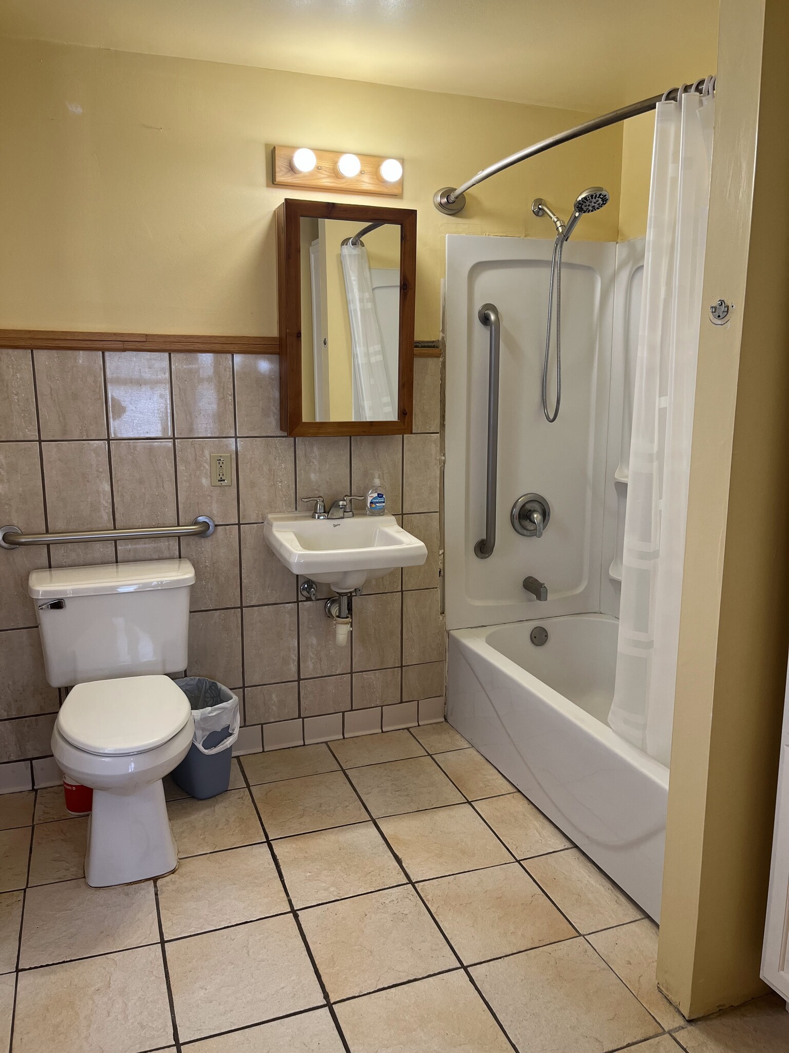 Main bath with linen closet - 1809 N Humboldt Ave