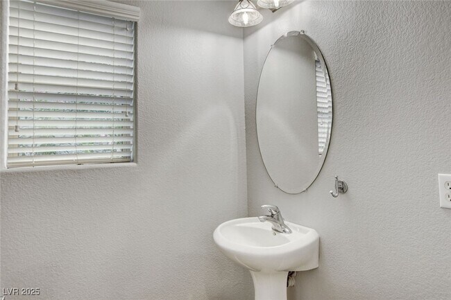 Building Photo - 5643 Almocita Ct