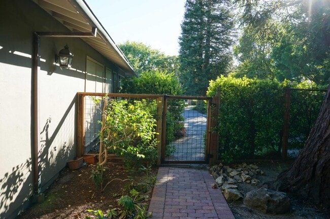 Building Photo - 30 Genevra Rd