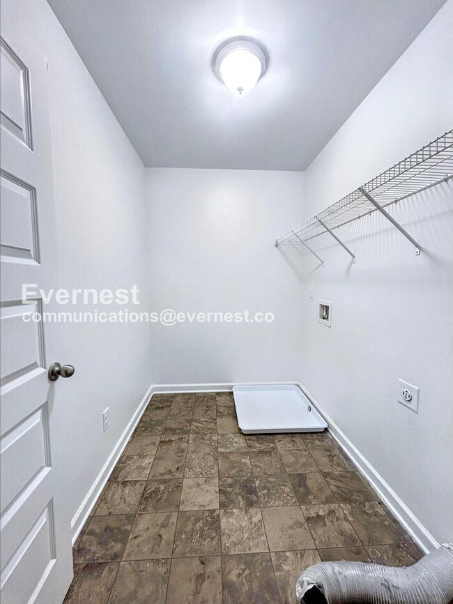 Building Photo - Limited Time Special Offer / 3 Bed/2.5 Bath Home with Garage / Pet-Friendly / Vouchers Accepted /...