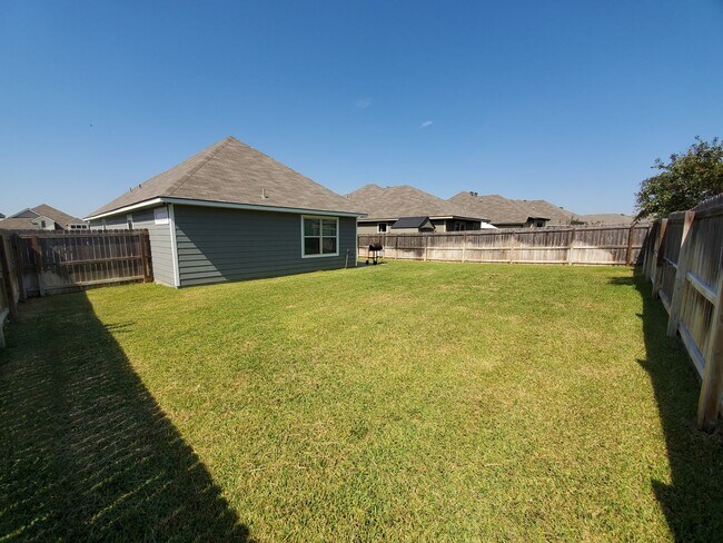 Building Photo - 3/2 Home with Open Floor Plan in Bryan