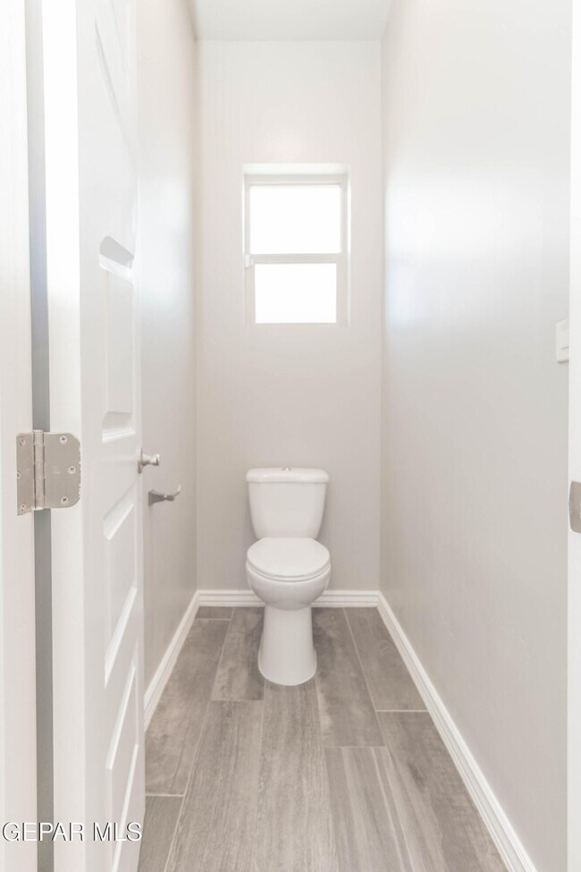 Building Photo - 864 Lemington St