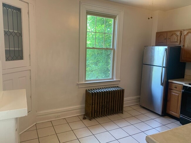 Building Photo - Spacious Two Story duplex on Walnut Street!