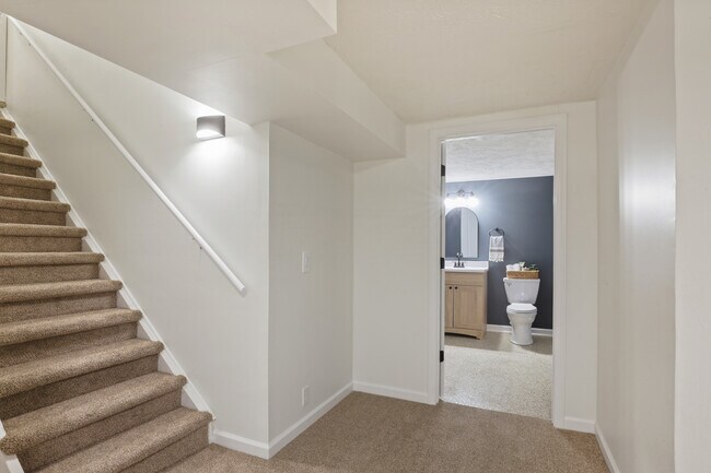 Building Photo - 1003 E Hopkins Dr