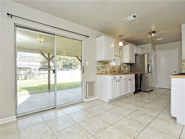 Building Photo - 605 Amaryllis Ave