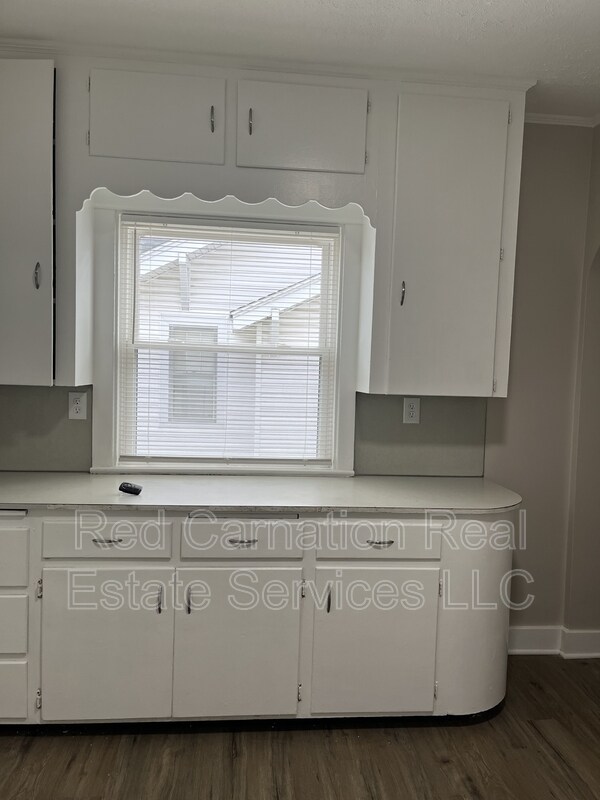 Building Photo - 1009 W Hillcrest Ave