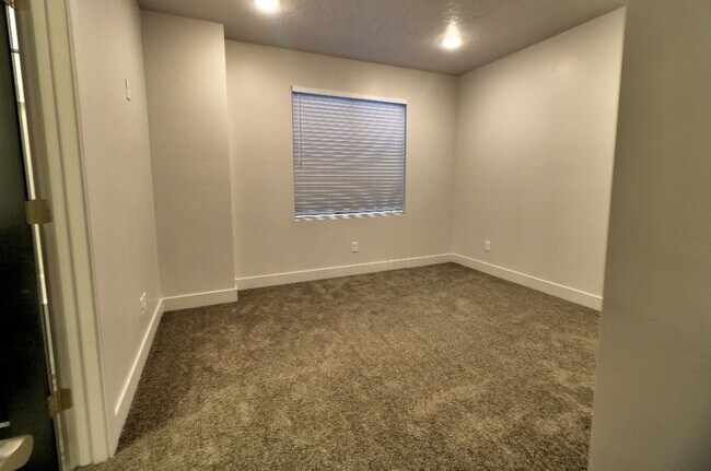 Building Photo - 2 Bedroom 1 Bathroom Apartment