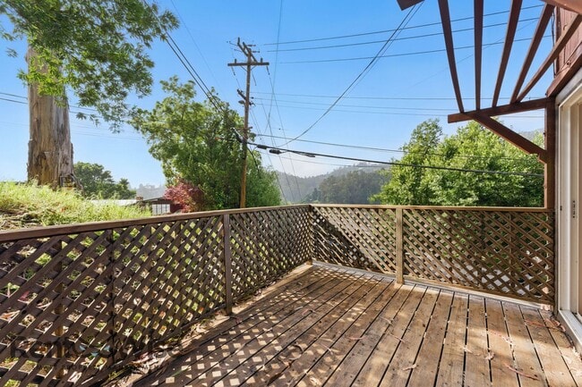 Building Photo - 6845 Thornhill Dr