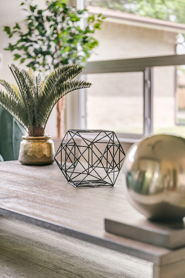 Building Photo - 12005 Cromwell Dr