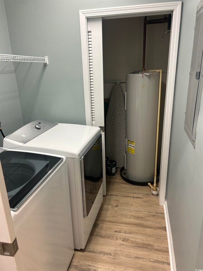 Building Photo - 4104 Pinehurst Cir