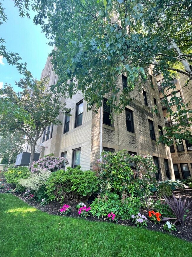 Building Photo - 9/1 No Fee!- Sunny upper floor 2BR - w/d i...