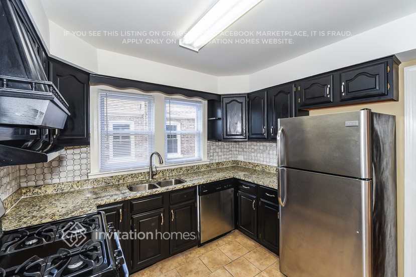 Building Photo - 9625 S Maplewood Ave