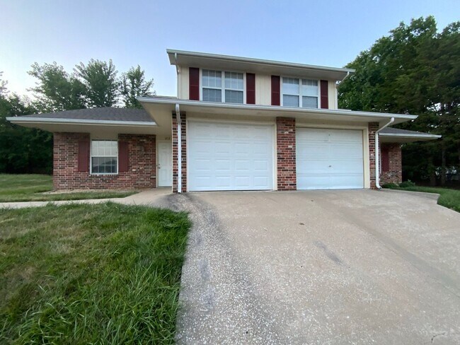 Building Photo - 3 Bedroom 2 Bathroom Duplex