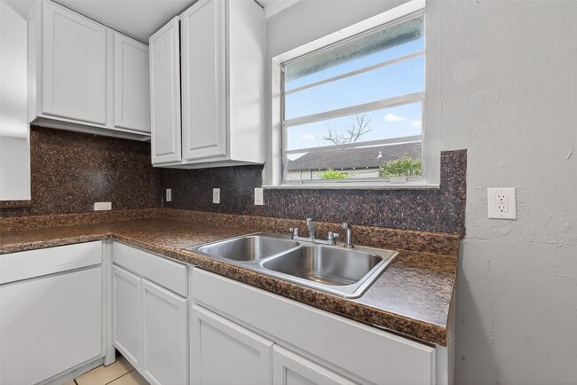 Building Photo - 2446 Mayview Dr