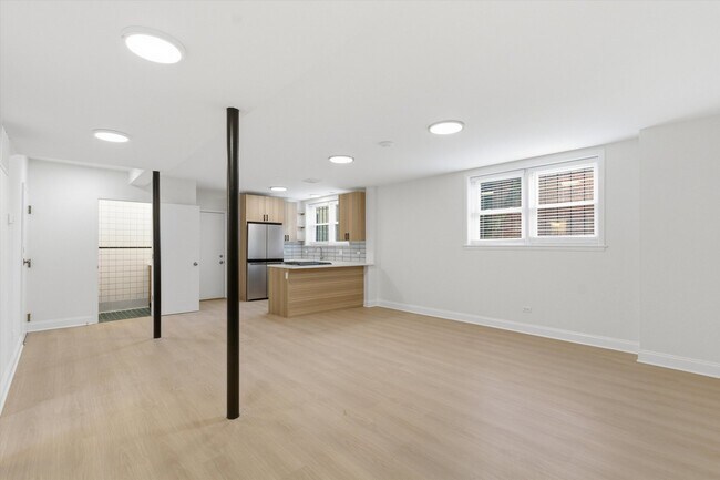 Building Photo - 5915 N Milwaukee Ave