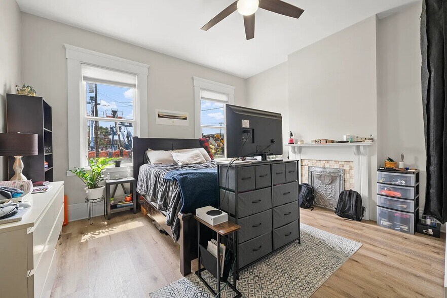 Building Photo - 211 E 5th St