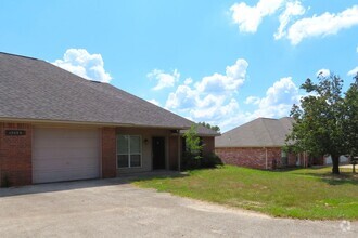 Building Photo - Lindale ISD! Beautiful 3 Bedroom, 2 Bath D...