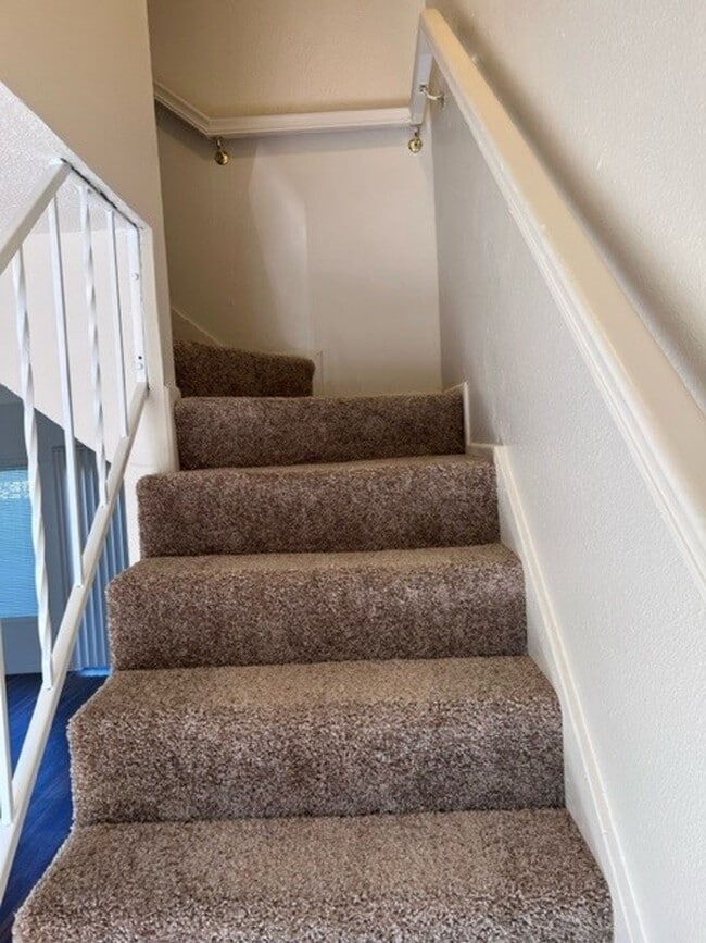 Building Photo - FREE RENT! 2x1 Townhome on Miller St S