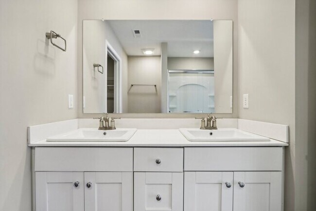 Building Photo - Fantastic 3bd/2ba home! Coming soon!