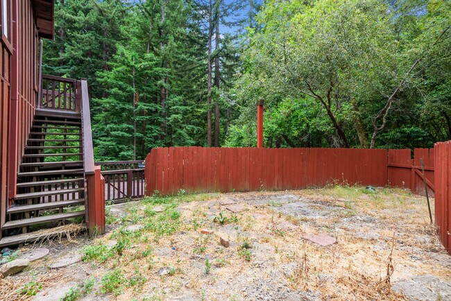 Building Photo - 975 Logan Creek Rd