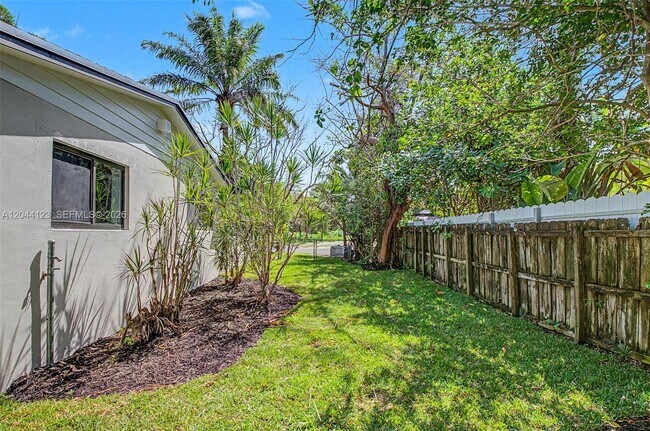 Building Photo - 17050 SW 83rd Ave