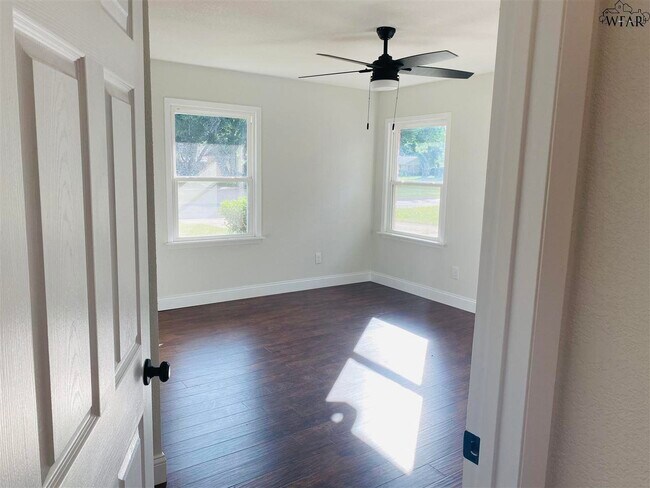 Building Photo - 4808 Alamo Dr