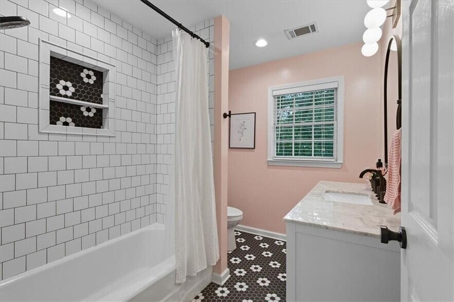 Building Photo - 2238 Ridgedale Rd NE