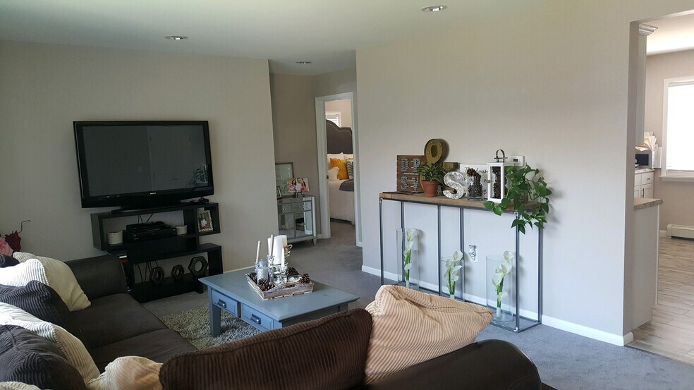 South facing living room with lots of sunshine - 133 S 18th Ave