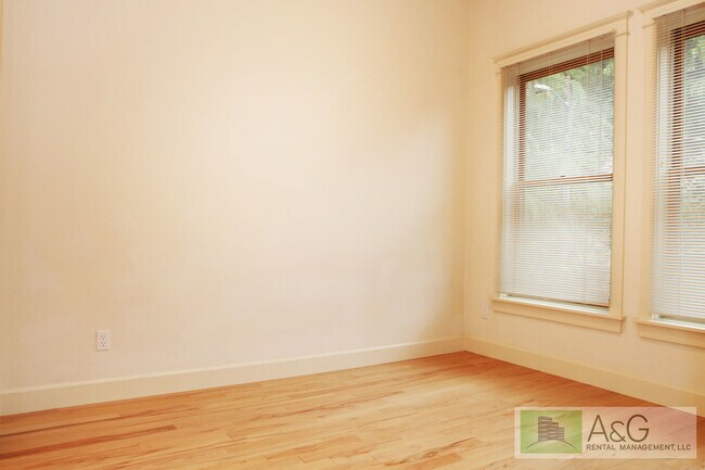 Building Photo - Charming 1-Bedroom Condo with Garage in Prime Goose Hollow Location