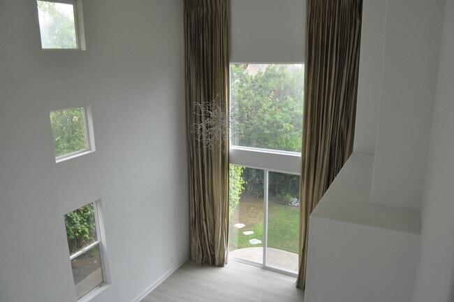 Building Photo - 4BR/3BA EXECUTIVE HOME IN EVER POPULAR RID...
