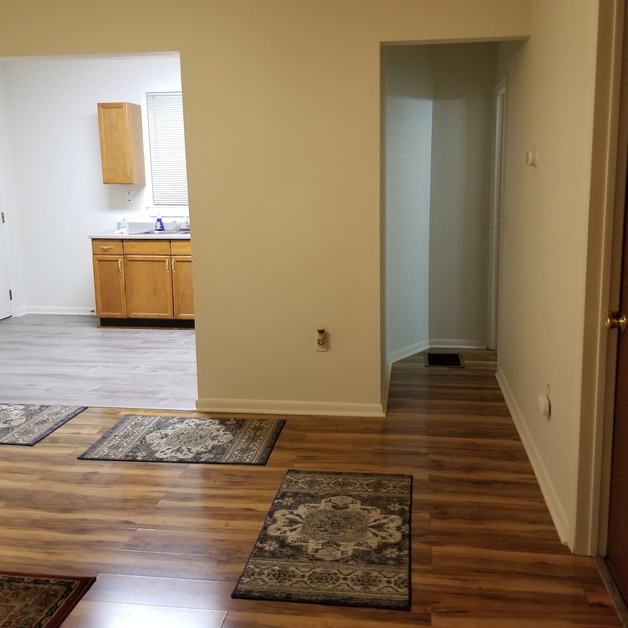 Building Photo - 332 Dennis Ave