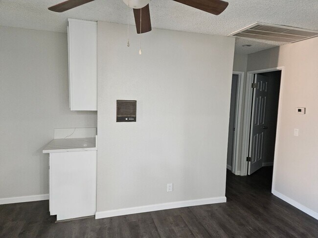 Building Photo - 3 Bdrm House with Fireplace !!