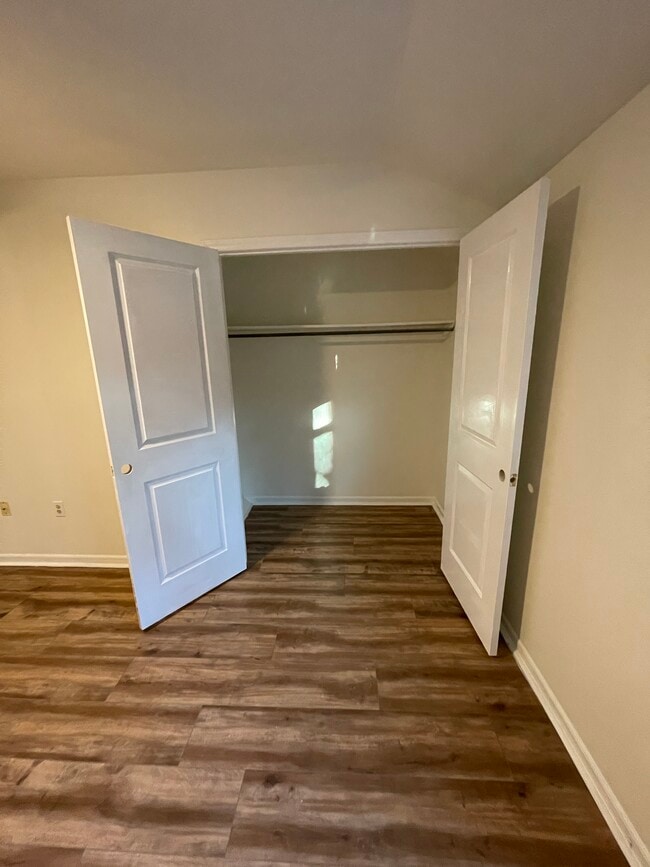 Building Photo - 101 Royal Forest Ct