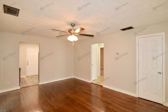 Building Photo - $875 -JUST REDUCED - Charming 2-Bedroom Ho...