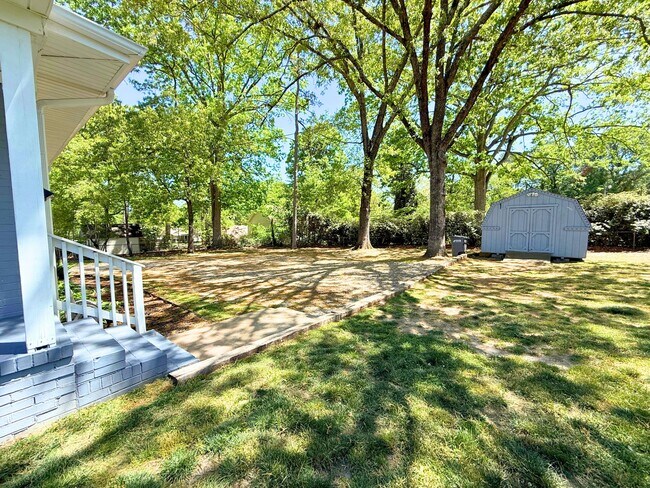 Building Photo - 202 Mayflower St