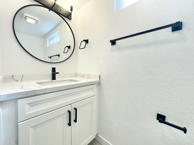 Building Photo - Beautifully Updated 4B/2.5BA House with Solar and A/C!