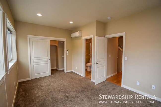 Building Photo - Quack Alley!-5 bed, 6 1/2 bath, with bonus...