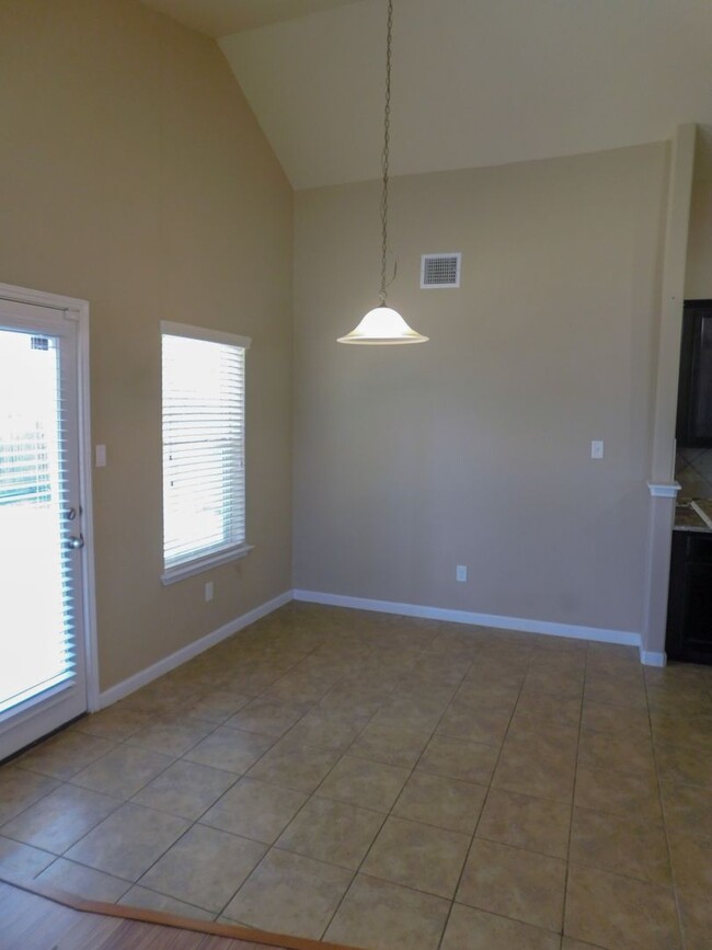 Building Photo - Available Now!!!! Beautiful 4 bedroom, 2 b...