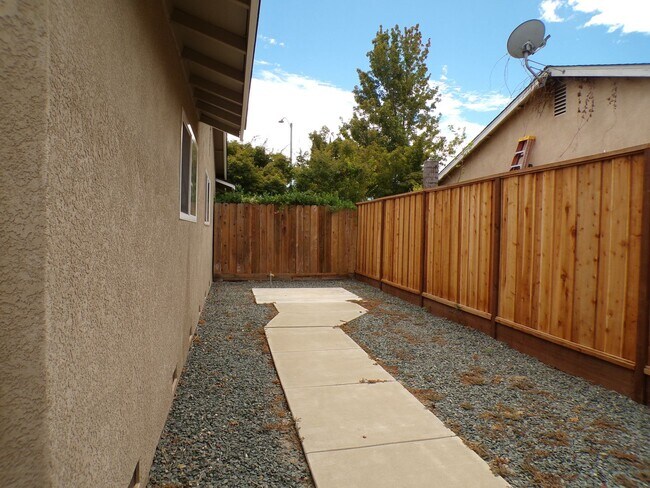 Building Photo - 3 bedroom 2 Barh Home Close to Vintage Faire Mall