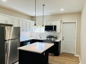 Building Photo - Two Bedroom rowhouse available in Northside August 1!