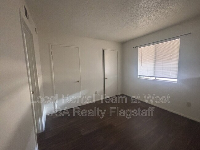 Building Photo - 2219 E Dortha Ave