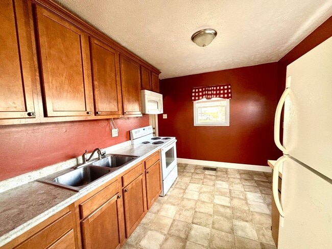 Building Photo - 2 Bedroom, 1 Bath Home - North Side Location