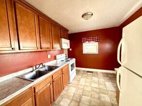 Building Photo - 2 Bedroom, 1 Bath Home - North Side Locati...