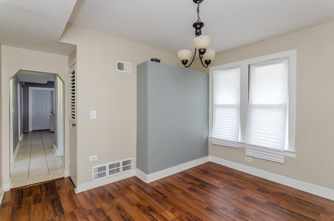 Building Photo - 10645 S May St