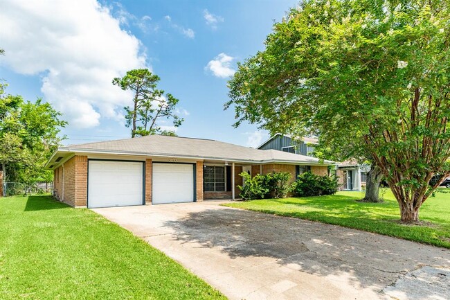 Primary Photo - 303 Ligustrum St